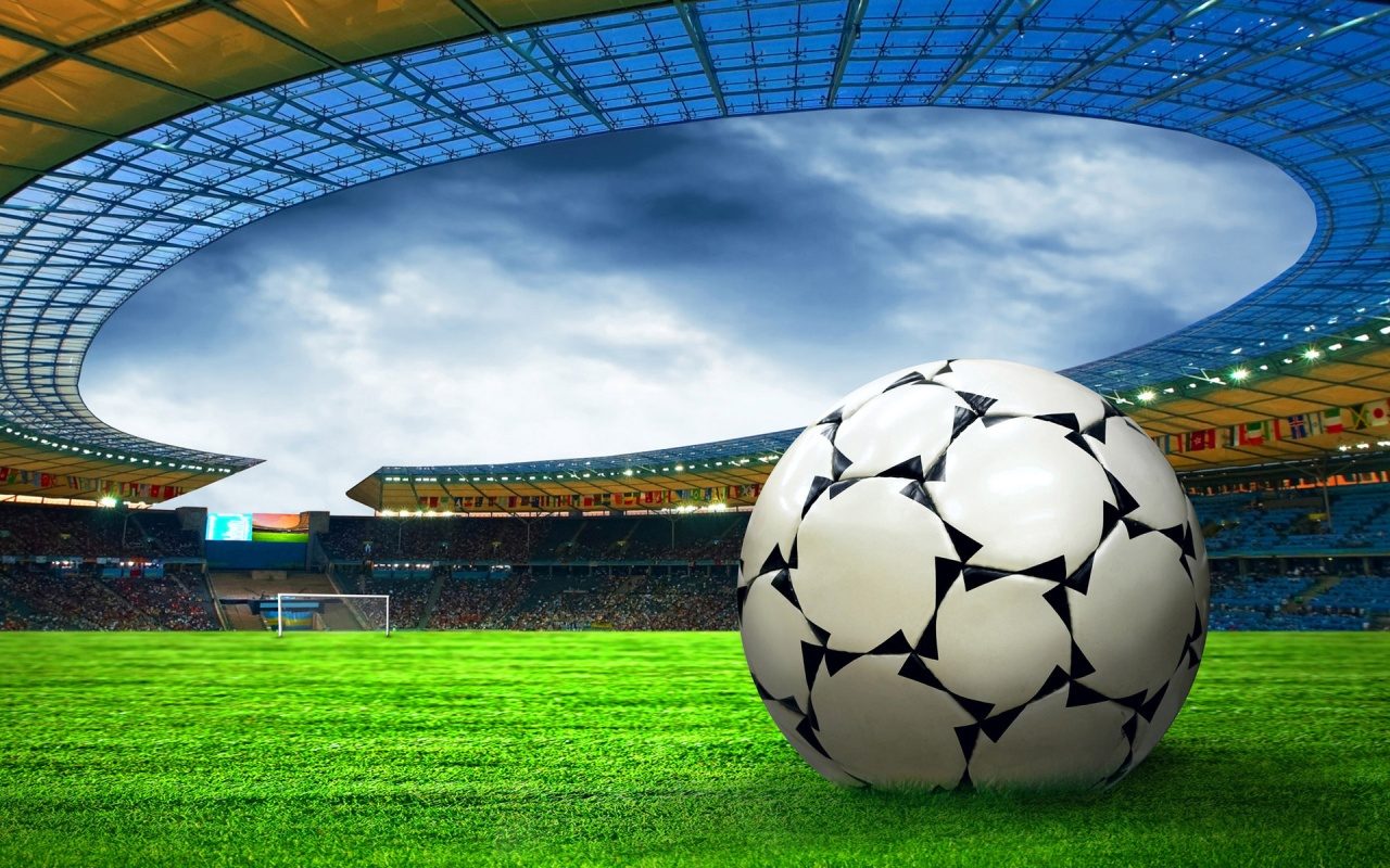 吉达联合晒图吹本泽马：没有哪种黄色比你更闪耀；背景是C罗